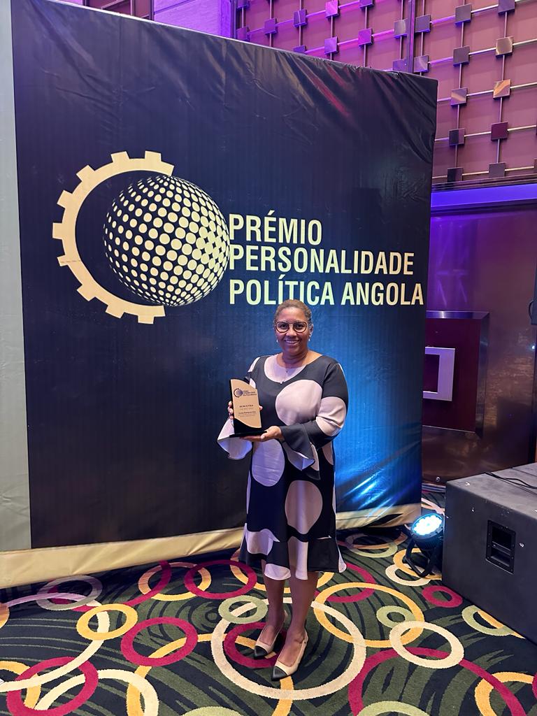 Teresa Rodrigues Dias leva  prémio de ministra do ano